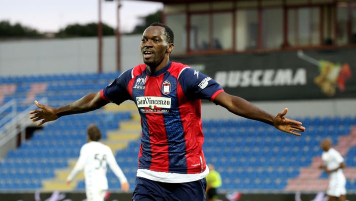 CROTONE, ITALY - JANUARY 17: Nwankwo Simy of Crotone celebrates his team's third goal during the Serie A match between FC Crotone and Benevento Calcio at Stadio Comunale Ezio Scida on January 17, 2021 in Crotone, Italy. (Photo by Maurizio Lagana/Getty Images) CROTONE, ITALY - JANUARY 17: Nwankwo Simy of Crotone celebrates his team's third goal during the Serie A match between FC Crotone and Benevento Calcio at Stadio Comunale Ezio Scida on January 17, 2021 in Crotone, Italy. (Photo by Maurizio Lagana/Getty Images)