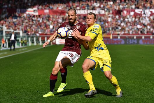 TURIN, ITALY - MARCH 03: Lorenzo De Silvestri (L) of Torino FC is challenged by Pawel Jaroszynski of Chievo during the Serie A match between Torino FC and Chievo at Stadio Olimpico di Torino on March 3, 2019 in Turin, Italy. (Photo by Valerio Pennicino/Getty Images) TURIN, ITALY - MARCH 03: Lorenzo De Silvestri (L) of Torino FC is challenged by Pawel Jaroszynski of Chievo during the Serie A match between Torino FC and Chievo at Stadio Olimpico di Torino on March 3, 2019 in Turin, Italy. (Photo by Valerio Pennicino/Getty Images)