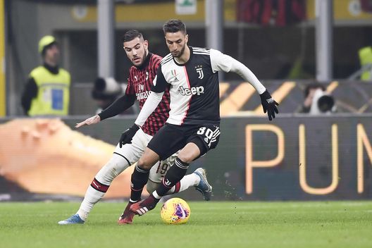 Bentancur della Juventus davanti a Theo Hernandez, terzino del Milan Bentancur della Juventus davanti a Theo Hernandez, terzino del Milan