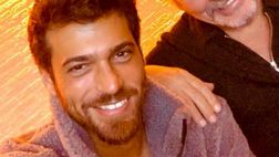 Can Yaman, assembramento delle sue fan a Roma: polemica e multa da 400 euro per lui