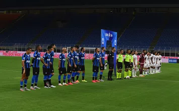  MILAN, ITALY - JULY 13: Players of FC Internazionale and players of Torino FC line up prior to the Serie A match between FC Internazionale and Torino FC at Stadio Giuseppe Meazza on July 13, 2020 in Milan, Italy. (Photo by Claudio Villa - Inter/Inter via Getty Images)