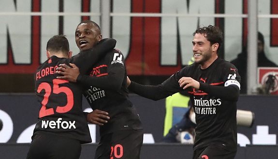 Alessandro Florenzi, Pierre Kalulu e Davide Calabria (difensori AC Milan) esultano per il gol del francese in Milan-Empoli 1-0 (Serie A 2021-2022) | News (Getty Images) Florenzi Kalulu Calabria AC Milan Milan-Empoli 1-0 Serie A 2021-2022