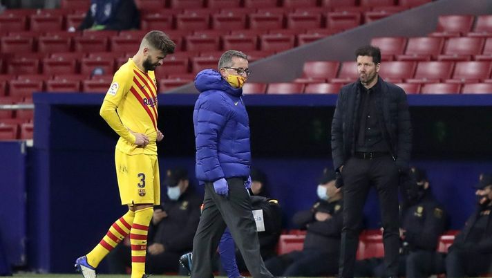 MADRID, SPAIN - NOVEMBER 21: Diego Simeone, Head Coach of Atletico de Madrid looks on as Gerard Pique of FC Barcelona looks dejected following his team's defeat in the La Liga Santander match between Atletico de Madrid and FC Barcelona at Estadio Wanda Metropolitano on November 21, 2020 in Madrid, Spain. Football Stadiums around Europe remain empty due to the Coronavirus Pandemic as Government social distancing laws prohibit fans inside venues resulting in fixtures being played behind closed doors. (Photo by Gonzalo Arroyo Moreno/Getty Images) MADRID, SPAIN - NOVEMBER 21: Diego Simeone, Head Coach of Atletico de Madrid looks on as Gerard Pique of FC Barcelona looks dejected following his team's defeat in the La Liga Santander match between Atletico de Madrid and FC Barcelona at Estadio Wanda Metropolitano on November 21, 2020 in Madrid, Spain. Football Stadiums around Europe remain empty due to the Coronavirus Pandemic as Government social distancing laws prohibit fans inside venues resulting in fixtures being played behind closed doors. (Photo by Gonzalo Arroyo Moreno/Getty Images)