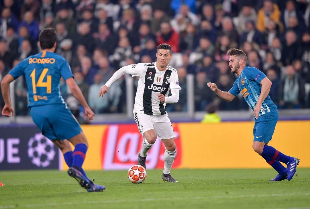  TURIN, ITALY - MARCH 12: Cristiano Ronaldo of Juventus controls the ball during the UEFA Champions League Round of 16 Second Leg match between Juventus and Club de Atletico Madrid at Allianz Stadium on March 12, 2019 in Turin, Italy.  (Photo by Daniele Badolato - Juventus FC/Juventus FC via Getty Images) 