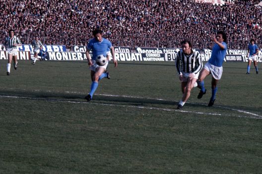 TURIN, ITALY - APRIL 06: Juventus Player Josè Altafini during Juventus -Napoli on April 06, 1975, in Turin, Italy. (Photo by Juventus FC - Archive/Juventus FC via Getty Images) TURIN, ITALY - APRIL 06: Juventus Player Josè Altafini during Juventus -Napoli on April 06, 1975, in Turin, Italy. (Photo by Juventus FC - Archive/Juventus FC via Getty Images)