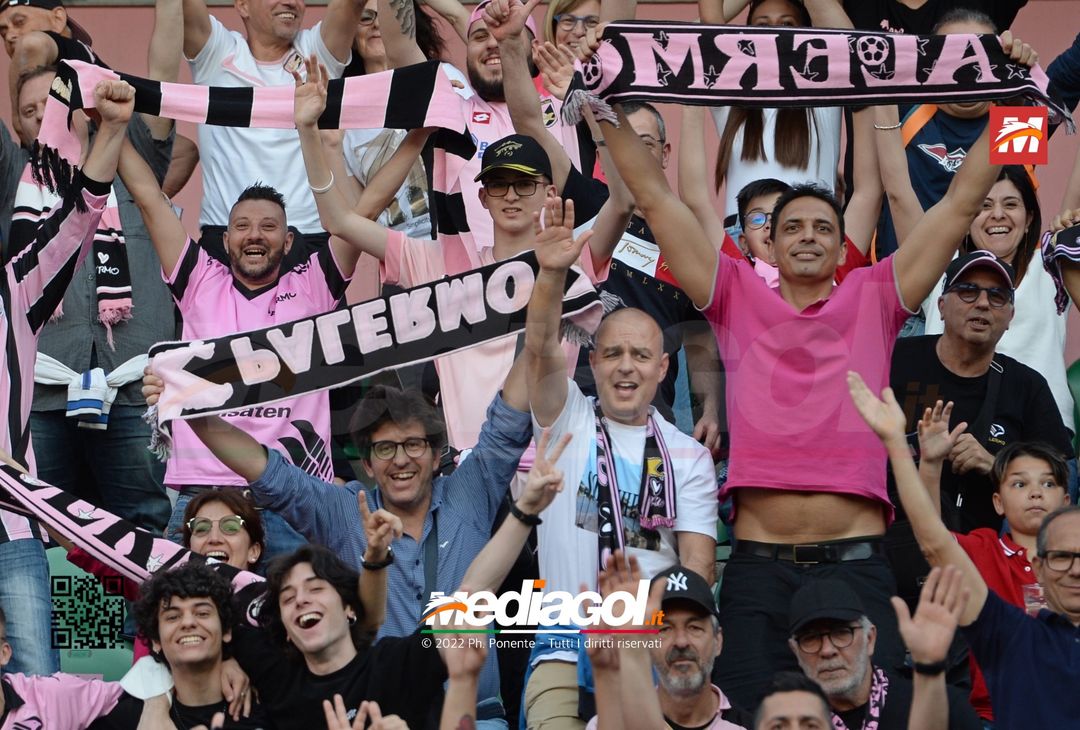 Fototifo, i tifosi allo stadio per Palermo-Feralpisaló 1-0 (gallery) - immagine 42