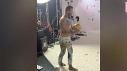 VIDEO / Spettacolo Beckham: dipinge l’albero di Natale… a suon di punizioni
