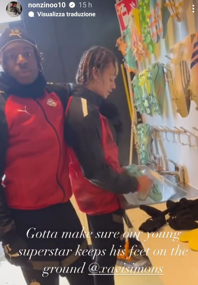 Occhio alle superstar: il novellino Xavi Simons lava le scarpe ai compagni del PSV- immagine 2