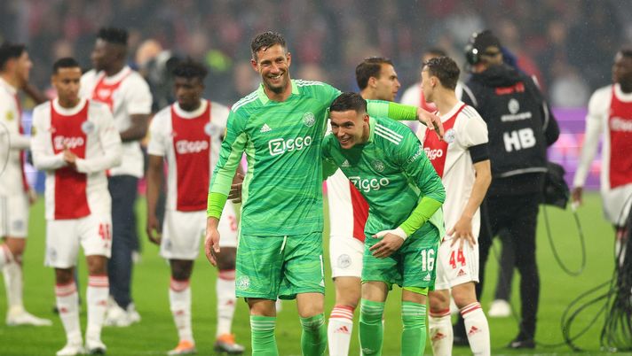 AMSTERDAM, NETHERLANDS - MAY 11: Maarten Stekelenburg and Jay Gorter of Ajax celebrates their side's victory of the Dutch Eredivisie after the Dutch Eredivisie match between Ajax and sc Heerenveen at Johan Cruijff Arena on May 11, 2022 in Amsterdam, Netherlands. (Photo by Dean Mouhtaropoulos/Getty Images) Olanda, perde il posto nell’Under-21 perchè non risponde su Whatsapp: era all’ospedale da sua madre malata - immagine 1