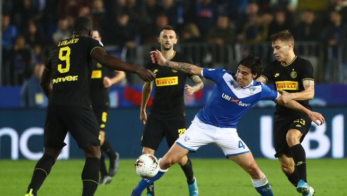 BRESCIA, ITALY - OCTOBER 29: Sandro Tonali (C) of Brescia Calcio competes for the ball with Nicolo Barella (R) of FC Internazionale during the Serie A match between Brescia Calcio and FC Internazionale at Stadio Mario Rigamonti on October 29, 2019 in Brescia, Italy. (Photo by Marco Luzzani/Getty Images) Handanovic e Tonali cambiati di un punto! Salgono Balo e Veloso: le pagelle Gazzetta - immagine 1