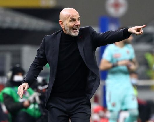 MILAN, ITALY - JANUARY 09: Stefano Pioli, Head Coach of A.C. Milan gives their team instructions during the Serie A match between AC Milan and Torino FC at Stadio Giuseppe Meazza on January 09, 2021 in Milan, Italy. Sporting stadiums around Italy remain under strict restrictions due to the Coronavirus Pandemic as Government social distancing laws prohibit fans inside venues resulting in games being played behind closed doors. (Photo by Marco Luzzani/Getty Images) MILAN, ITALY - JANUARY 09: Stefano Pioli, Head Coach of A.C. Milan gives their team instructions during the Serie A match between AC Milan and Torino FC at Stadio Giuseppe Meazza on January 09, 2021 in Milan, Italy. Sporting stadiums around Italy remain under strict restrictions due to the Coronavirus Pandemic as Government social distancing laws prohibit fans inside venues resulting in games being played behind closed doors. (Photo by Marco Luzzani/Getty Images)