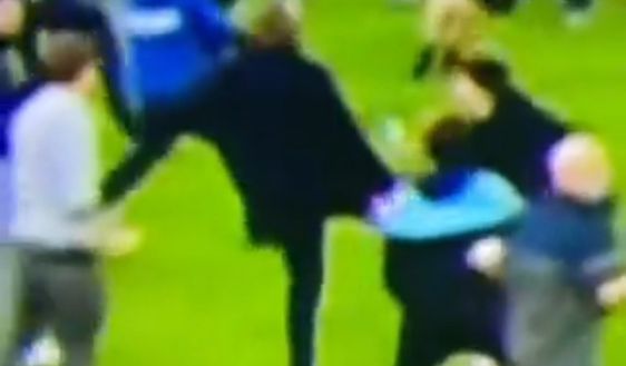 Tifosi dell’Everton provocano Patrick Vieira, il tecnico si difende con un “calcetto nel sedere”- immagine 3