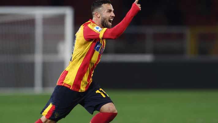 LECCE, ITALY - JANUARY 04: Federico Di Francesco of Lecce celebrates during the Serie A match between US Lecce and SS Lazio at Stadio Via del Mare on January 04, 2023 in Lecce, Italy. (Photo by Maurizio Lagana/Getty Images) Di Francesco e Gallo in pole, fiducia a Colombo: le ultime sulla formazione del Lecce - immagine 1