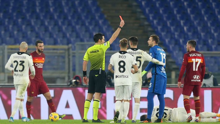 ROME, ITALY - JANUARY 19: Referee, Davide Ghersini shows Pau Lopez of Roma a red card during the Coppa Italia match between AS Roma and AC Spezia at Olimpico Stadium on January 19, 2021 in Rome, Italy. Sporting stadiums around Italy remain under strict restrictions due to the Coronavirus Pandemic as Government social distancing laws prohibit fans inside venues resulting in games being played behind closed doors. (Photo by Paolo Bruno/Getty Images) ROME, ITALY - JANUARY 19: Referee, Davide Ghersini shows Pau Lopez of Roma a red card during the Coppa Italia match between AS Roma and AC Spezia at Olimpico Stadium on January 19, 2021 in Rome, Italy. Sporting stadiums around Italy remain under strict restrictions due to the Coronavirus Pandemic as Government social distancing laws prohibit fans inside venues resulting in games being played behind closed doors. (Photo by Paolo Bruno/Getty Images)