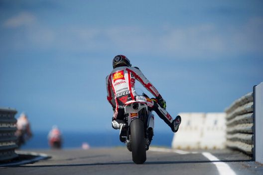 PHILLIP ISLAND, AUSTRALIA - OCTOBER 15: Marco Simoncelli of Italy and San Carlo Honda Gresini starts from the pit during the qualifying practice for the Australian MotoGP, which is round 16 of the MotoGP World Championship, at Phillip Island Grand Prix Circuit on October 15, 2011 in Phillip Island, Australia. (Photo by Mirco Lazzari gp/Getty Images) Frasi storiche: “Sic” et simpliciter… Marco Simoncelli- immagine 2