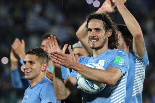 MONTEVIDEO, URUGUAY - MARCH 24: Edinson Cavani of Uruguay celebrates qualifying after winning a match between Uruguay and Peru as part of FIFA World Cup Qatar 2022 Qualifiers at Centenario Stadium on March 24, 2022 in Montevideo, Uruguay. (Photo by Raul Martinez - Pool/Getty Images) Torreira: dopo la frenata, è ai dettagli col Galatasaray. Oggi la chiusura?- immagine 2