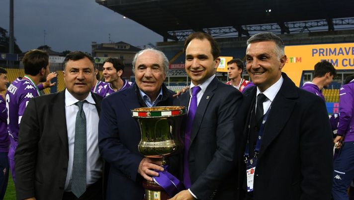 PARMA, ITALY - APRIL 28: Giuseppe Commisso (2ndL) and Rocco Commisso (2ndR) pose with the trophy during the Primavera TIM Cup Final match between ACF Fiorentina and SS Lazio at Ennio Tardini Stadium on April 28, 2021 in Parma, Italy. (Photo by Alessandro Sabattini/Getty Images) 