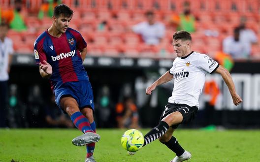 Manu Vallejo del Valencia contrasta Rober Pier del Levante Manu Vallejo del Valencia contrasta Rober Pier del Levante
