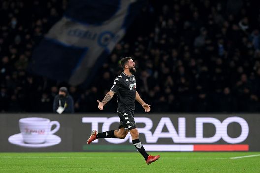 NAPLES, ITALY - DECEMBER 12: Patrick Cutrone of Empoli celebrates after scoring their side's first goal during the Serie A match between SSC Napoli and Empoli FC at Stadio Diego Armando Maradona on December 12, 2021 in Naples, Italy. (Photo by Francesco Pecoraro/Getty Images) Cutrone: “Si può anche perdere, ne prendiamo atto e avanti a testa alta”- immagine 2