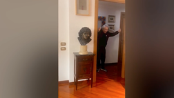 VIDEO / Nino D’Angelo festeggia col busto di Maradona: “Diego, non succede, ma se…”