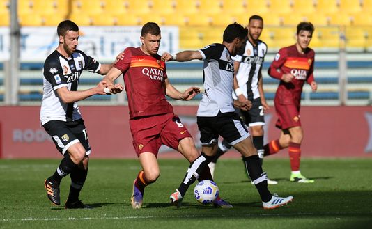 PARMA, ITALY - MARCH 14: Edin Dzeko of A.S Roma battles for possession with Mattia Bani of Parma Calcio 1913 during the Serie A match between Parma Calcio and AS Roma at Stadio Ennio Tardini on March 14, 2021 in Parma, Italy. Sporting stadiums around Italy remain under strict restrictions due to the Coronavirus Pandemic as Government social distancing laws prohibit fans inside venues resulting in games being played behind closed doors. (Photo by Alessandro Sabattini/Getty Images) PARMA, ITALY - MARCH 14: Edin Dzeko of A.S Roma battles for possession with Mattia Bani of Parma Calcio 1913 during the Serie A match between Parma Calcio and AS Roma at Stadio Ennio Tardini on March 14, 2021 in Parma, Italy. Sporting stadiums around Italy remain under strict restrictions due to the Coronavirus Pandemic as Government social distancing laws prohibit fans inside venues resulting in games being played behind closed doors. (Photo by Alessandro Sabattini/Getty Images)