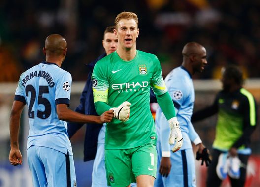 Joa Hart con la maglia del Manchester City festeggia la vittoria sul campo della Roma, nel 2014 Joa Hart con la maglia del Manchester City festeggia la vittoria sul campo della Roma, nel 2014