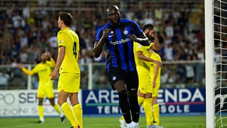 PESCARA, ITALY - AUGUST 06: Romelu Lukaku of FC Internazionale celebrates with teammates after scoring his team's first goal during the friendly match between FC Internazionale v Villarreal CF at Adriatico Stadium on August 06, 2022 in Pescara, Italy. (Photo by Mattia Ozbot - Inter/Inter via Getty Images)
