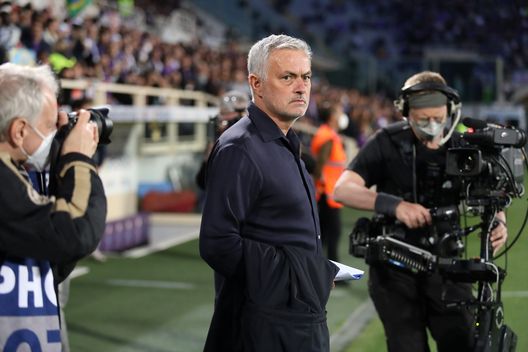 GERMOGLI PH: 09 MAGGIO 2022 FIRENZE STADIO ARTEMIO FRANCHI PARTITA CAMPIONATO SERIE A 2021 2022 FIORENTINA VS ROMA NELLA FOTO MOURINHO © FOTOCRONACHE GERMOGLI Ds Roma sbotta: “Stessi errori da mesi, siamo stanchi. Nico? No episodio da Var”- immagine 2