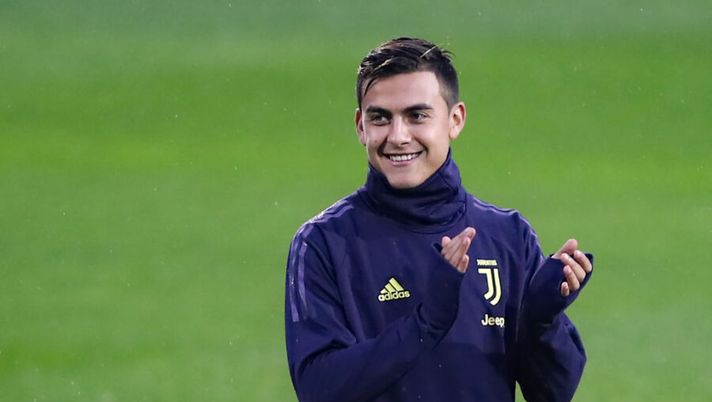 Juventus' Argentine forward Paulo Dybala applauds during a training session at the Contassina training ground in Turin on November 6, 2018 on the eve of the UEFA Champions League group H football match Juventus vs Manchester. (Photo by Isabella BONOTTO / AFP) (Photo credit should read ISABELLA BONOTTO/AFP via Getty Images) Gazzetta: “Dybala, segnali d’addio: c’è fastidio e tensione! Paulo si sente libero” - immagine 1