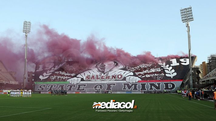 SALERNO, ITALY - AUGUST 25: A minute of silence in memory of the victims of Genova's Morand bridge collapse during the Serie B match between US Salernitana and US Citta di Palermo on August 25, 2018 in Salerno, Italy. (Photo by Francesco Pecoraro/Getty Images) SALERNO, ITALY - AUGUST 25: A minute of silence in memory of the victims of Genova's Morand bridge collapse during the Serie B match between US Salernitana and US Citta di Palermo on August 25, 2018 in Salerno, Italy. (Photo by Francesco Pecoraro/Getty Images)