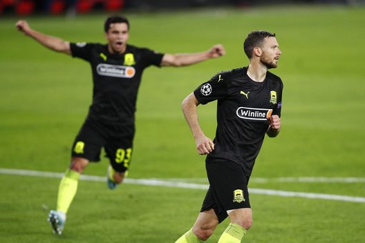SEVILLE, SPAIN - NOVEMBER 04: Marcus Berg of FC Krasnodar celebrates after scoring his sides second goal from the penalty spot during the UEFA Champions League Group E stage match between FC Sevilla and FC Krasnodar at Estadio Ramon Sanchez Pizjuan on November 04, 2020 in Seville, Spain. Sporting stadiums around Spain remain under strict restrictions due to the Coronavirus Pandemic as Government social distancing laws prohibit fans inside venues resulting in games being played behind closed doors. (Photo by Fran Santiago/Getty Images) UFFICIALE – Guerra Ucraina, il Krasnodar sospende i contratti dei giocatori stranieri- immagine 2