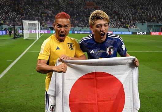 DOHA, QATAR - DECEMBER 01: Ritsu Doan and Yuto Nagatomo of Japan pose for photographers after their 2-1 victory and qualification for the knockout stage following during the FIFA World Cup Qatar 2022 Group E match between Japan and Spain at Khalifa International Stadium on December 01, 2022 in Doha, Qatar. (Photo by Clive Mason/Getty Images) Giappone, Nagatomo e lo spirito Samurai: “In campo senza paura, averne pregiudica la tecnica del combattente” - immagine 1