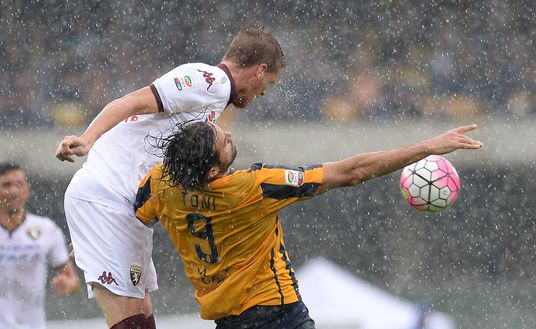  Pontus Jansson stacca su Luca Toni contro il Verona 