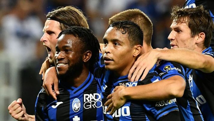 Atalanta's British midfielder Ademola Lookman (L) celebrates after opening the scoring during the Italian Serie A football match between Atalanta and Fiorentina on October 2, 2022 at the Atleti Azzurri d'Italia stadium in Bergamo. (Photo by Isabella BONOTTO / AFP) (Photo by ISABELLA BONOTTO/AFP via Getty Images) Muriel è tornato al bonus, Gasp: “Prestazione super, tolto solo per un motivo” - immagine 1