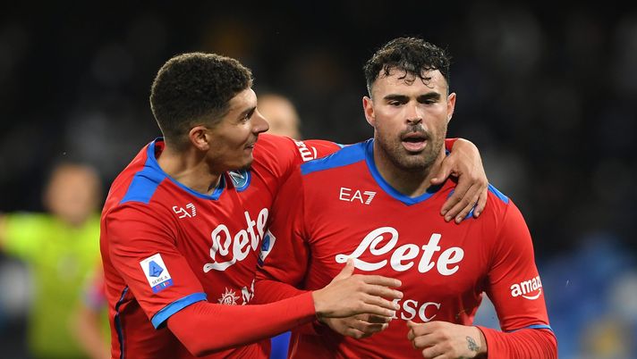 NAPLES, ITALY - JANUARY 09: Andrea Petagna of SSC Napoli celebrates with teammate Giovanni Di Lorenzo after scoring their team's first goal during the Serie A match between SSC Napoli v UC Sampdoria at Stadio Diego Armando Maradona on January 09, 2022 in Naples, Italy. (Photo by Francesco Pecoraro/Getty Images) di lorenzo petagna