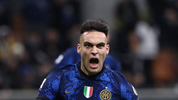 MILAN, ITALY - DECEMBER 01: Lautaro Martinez of Internazionale celebrates after scoring their side's second goal from the penalty spot during the Serie A match between FC Internazionale v Spezia Calcio at Stadio Giuseppe Meazza on December 01, 2021 in Milan, Italy. (Photo by Marco Luzzani/Getty Images) Inter, col Real torna Lautaro. “Non più affaticato, Inzaghi si affida a lui e spera che…” - immagine 1