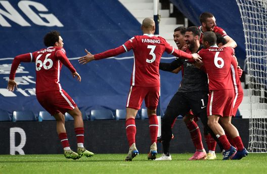 WEST BROMWICH, ENGLAND - MAY 16: Alisson of Liverpool celebrates with team mates after scoring their side's second goal during the Premier League match between West Bromwich Albion and Liverpool at The Hawthorns on May 16, 2021 in West Bromwich, England. Sporting stadiums around the UK remain under strict restrictions due to the Coronavirus Pandemic as Government social distancing laws prohibit fans inside venues resulting in games being played behind closed doors. (Photo by Rui Vieira - Pool/Getty Images) Alisson: “Forse il pari non era ingiusto, ma vince chi segna e noi abbiamo saputo sfruttare gli episodi”- immagine 2