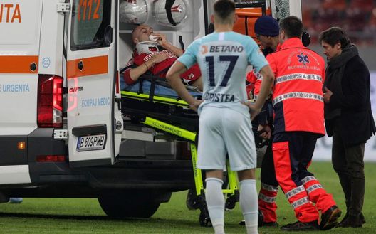 Il fotografo di libertatea.ro ha colto questa immagine impressionante del giocatore colpito con un calcio al petto Il fotografo di libertatea.ro ha colto questa immagine impressionante del giocatore colpito con un calcio al petto