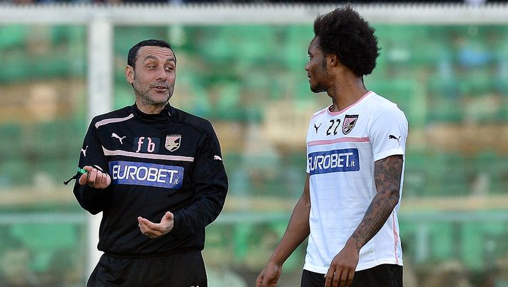 PALERMO, ITALY - MARCH 22: Assistant Coach Francesco Baiano (L) speaks to Augusto Nelson during a Palermo training session at Stadio Renzo Barbera on March 22, 2013 in Palermo, Italy. (Photo by Tullio M. Puglia/Getty Images) Francesco Baiano: “Il Napoli quest’anno ha una grande chance, grandi meriti per il Milan” - immagine 1