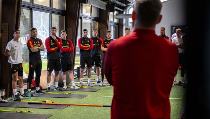 Abbracci e discorso, la “prima” di De Rossi. E stanotte dorme a Trigoria - immagine 1