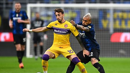 MILAN, ITALY - MARCH 19: Arturo Vidal of FC Internazionale battles for possession with Gaetano Castrovilli of ACF Fiorentina during the Serie A match between FC Internazionale and ACF Fiorentina at Stadio Giuseppe Meazza on March 19, 2022 in Milan, Italy. (Photo by Mattia Ozbot - Inter/Inter via Getty Images) MILAN, ITALY - MARCH 19: Arturo Vidal of FC Internazionale battles for possession with Gaetano Castrovilli of ACF Fiorentina during the Serie A match between FC Internazionale and ACF Fiorentina at Stadio Giuseppe Meazza on March 19, 2022 in Milan, Italy. (Photo by Mattia Ozbot - Inter/Inter via Getty Images)