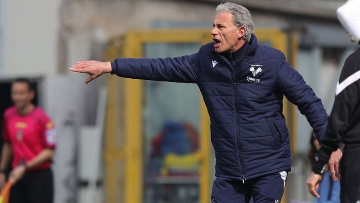 LA SPEZIA, ITALY - MARCH 05: Marco Zaffaroni manager of Hellas Verona gestures during the Serie A match between Spezia Calcio and Hellas Verona at Stadio Alberto Picco on March 5, 2023 in La Spezia, Italy. (Photo by Gabriele Maltinti/Getty Images) Zaffaroni: “Le condizioni di Ngonge e Duda, ora gli esami! Verdi, Gaich, Lasagna, Lazovic…” - immagine 1