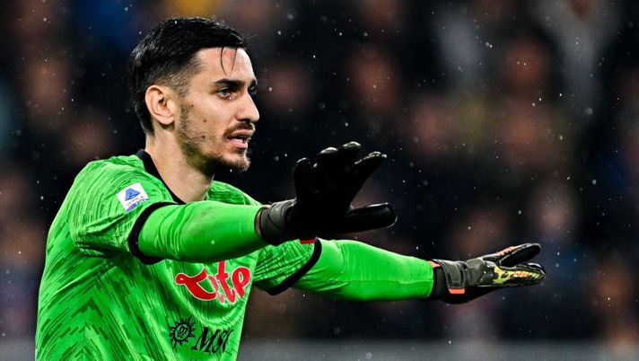 GENOA, ITALY - JANUARY 8: Alex Meret of Napoli reacts during the Serie A match between UC Sampdoria and SSC Napoli at Stadio Luigi Ferraris on January 8, 2023 in Genoa, Italy. (Photo by Simone Arveda/Getty Images) ULTIM’ORA – Cambio in porta nel Napoli: c’è Gollini, perché Meret out all’ultimo - immagine 1