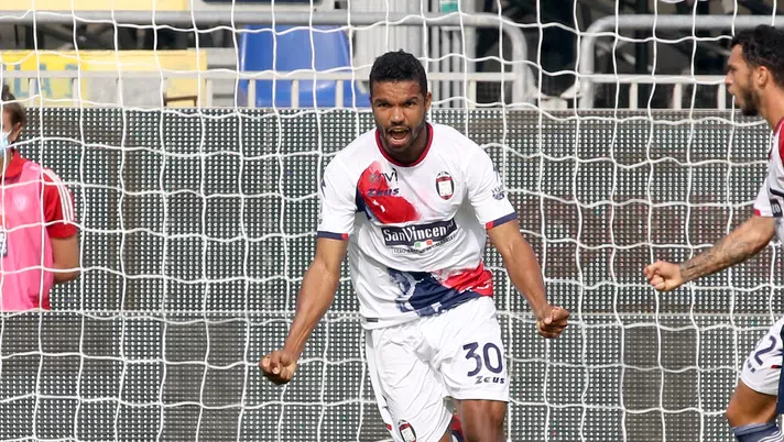 Junior Messias, calciatore del Milan, qui con la maglia del Crotone (Getty Images)