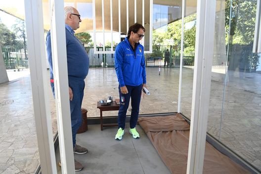 FLORENCE, ITALY - SEPTEMBER 21: Head coach Italy Roberto Mancini looks on during the visit to the reproduction of Nelson Mandela's cell at the Mandela Forum on September 21, 2022 in Florence, Italy. (Photo by Claudio Villa/Getty Images) FOTO – Il CT Mancini in visita alla riproduzione della cella di Mandela- immagine 2