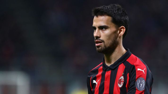 MILAN, ITALY - MARCH 02: Fernandez Suso of AC Milan looks on during the Serie A match between AC Milan and US Sassuolo at Stadio Giuseppe Meazza on March 2, 2019 in Milan, Italy. (Photo by Marco Luzzani/Getty Images) Suso, gelo totale. La Gazzetta: “Non si parla con Leonardo e occhio alla clausola” - immagine 1
