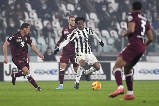TURIN, ITALY - FEBRUARY 18: Juan Cuadrado of Juventus controls the ball during the Serie A match between Juventus and Torino FC at Allianz Stadium on February 18, 2022 in Turin, Italy. (Photo by Filippo Alfero - Juventus FC/Juventus FC via Getty Images) Juventus, difesa tra le migliori di Serie A: ma le difficoltà sono evidenti- immagine 2