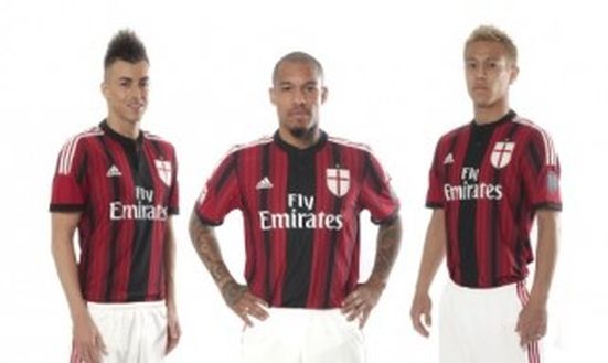  Prima divisa 2014/2015 - fonte www.acmilan.com[/caption]Ecco le foto della  rossonera per la prossima stagione. Righe nere di diverso spessore su sfondo rosso e sul petto la croce di San Giorgio. Pantaloncini bianchi con righe rosse. Debutter&agrave; Domenica 18 contro il Sassuolo nell'ultima gara di questo campionato.&nbsp;&nbsp;&nbsp;&nbsp;&nbsp;&nbsp;&nbsp;[caption id="attachment_23534" align="alignleft" width="320"] Terza Divisa 2014/2015 - fonte www.acmilan.com 