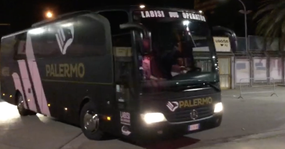 VIDEO Palermo, riecco i rosa al ‘Renzo Barbera’: il rientro della squadra da Salò