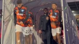 Il Napoli in campo per il riscaldamento: il boato del Maradona